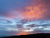 Rotleuchtende Wolkengruppen am Abendhimmel bei Monteverde
